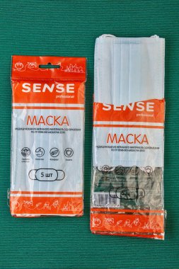 St. Petersburg, Rusya - 18 Nisan 2020: 5 parça halinde paketlenmiş tıbbi maskeler. Pakette Rusça Kiril alfabesiyle yazılmış yazılar var..