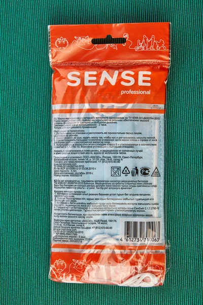 St. Petersburg, Rusya - 18 Nisan 2020: Rusya 'da üretilen tek kullanımlık tıbbi maskeler. Pakette Rusça ve Kazak dillerinde kullanım talimatları yer alıyor..