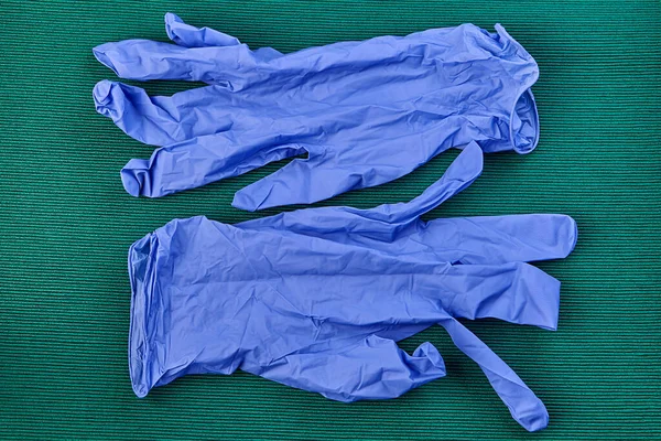 Защитные Латексные Перчатки Синем Парамедиков Зеленый Фон Сиз Медицинских Работников — стоковое фото