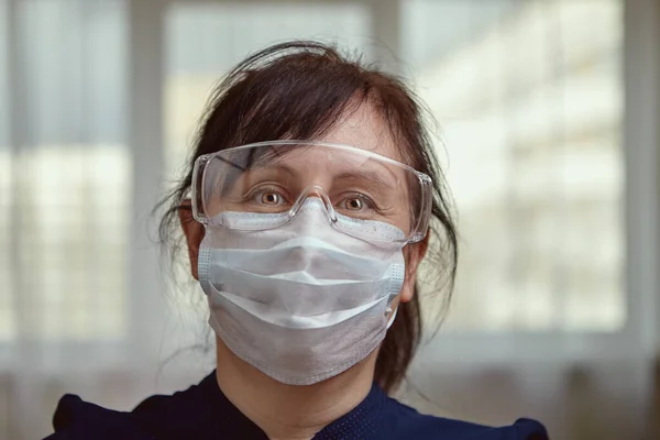 Middle Aged Caucasian Woman Uses Personal Protective Equipment Self Isolation — Stock Photo, Image