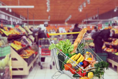 Salgın sırasında korunmak için koruyucu maskeli müşterilerle dolu bir süpermarkette alışveriş arabası, Covid 19, ya da yeni bir koronavirüs enfeksiyonu..