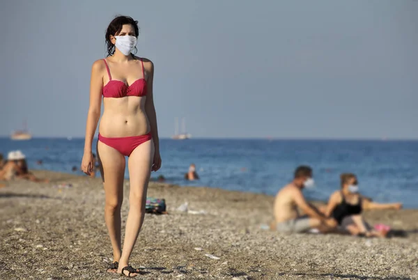 Young Caucasian Woman Protective Face Mask Sea Beach Covid Pandemic — Stock Photo, Image