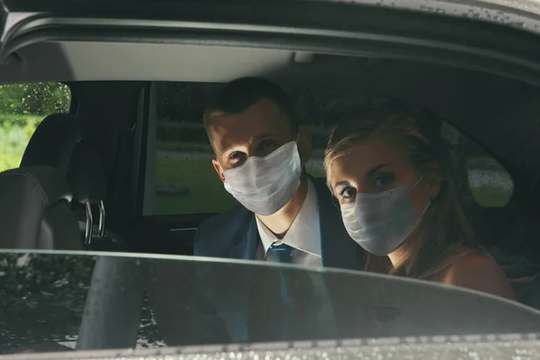 Newlyweds Walking Quarantine Coronavirus Pandemic Wear Medical Facial Disposable Masks — Stock Photo, Image