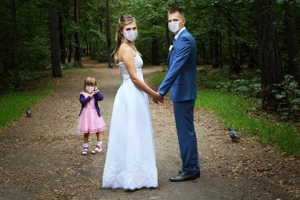 Bride Groom Walking Park Little Girl Coronavirus Infection Covid Pandemic — Stock Photo, Image