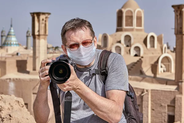 Viajero Blanco Caucásico Que Está Tomando Fotos Antigua Ciudad Kashan —  Fotos de Stock