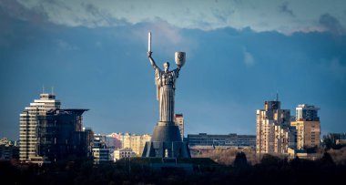 Anavatan Anıtı, 05 Kasım 2019 tarihinde Ukrayna 'nın Kyiv kentinde güneş tarafından aydınlatılmıştır.
