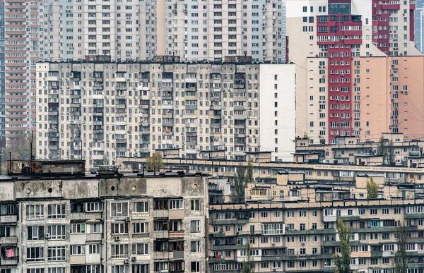 3 Kasım 2019 'da Ukrayna' nın Kyiv kentindeki çok katlı binalar