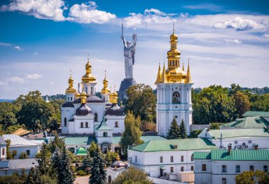 30 Haziran 2019 'da Ukrayna' nın Kiev kentindeki Kiev Pechersk Lavra ve Anavatan Anıtı 'nın hava manzarası