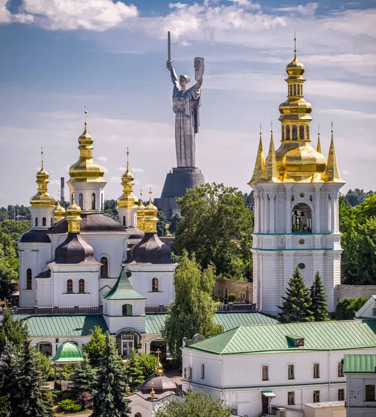 30 Haziran 2019 'da Ukrayna' nın Kiev kentindeki Kiev Pechersk Lavra ve Anavatan Anıtı 'nın hava manzarası