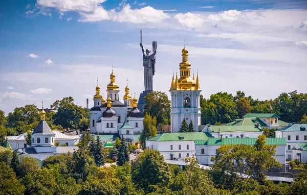 30 Haziran 2019 'da Ukrayna' nın Kiev kentindeki Kiev Pechersk Lavra ve Anavatan Anıtı 'nın hava manzarası