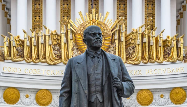 Moskova, Rusya 12 Ekim 2018: Rus devrimci Vladimir Lenin 'in Vdnkh sergi merkezindeki Merkez Pavyon' daki heykeli.