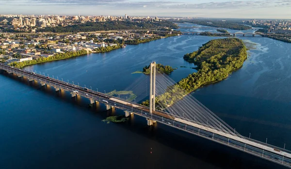 22 Ağustos 2018 'de Ukrayna' nın Kyiv kentindeki Dinyeper (Dinyeper) nehri havadan görülüyor.