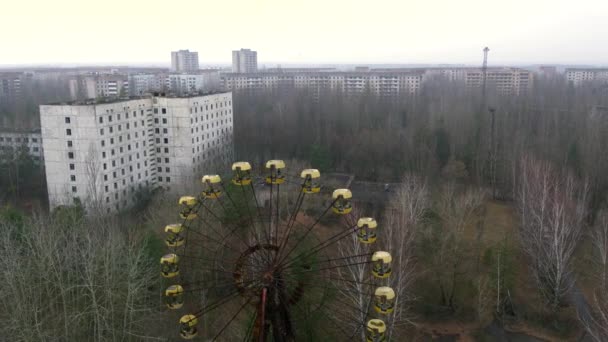 Drone Vuela Sobre Ciudad Abandonada Pripyat Zona Exclusión Chernobyl Ucrania — Vídeos de Stock