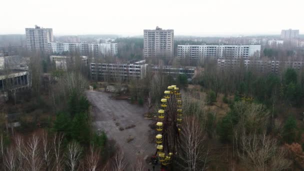 Drone Vuela Sobre Ciudad Abandonada Pripyat Zona Exclusión Chernobyl Ucrania — Vídeos de Stock