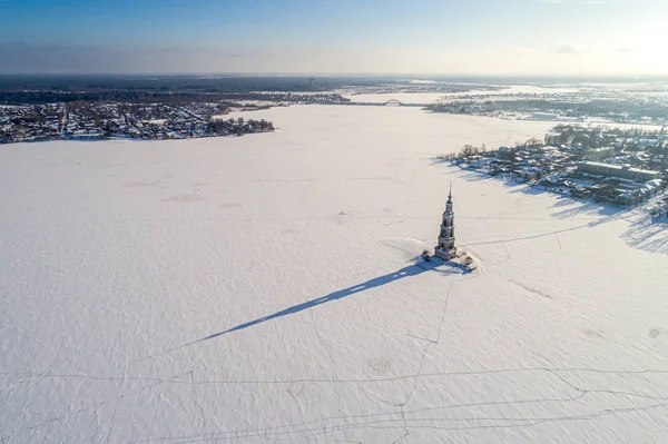Bir havadan görünümü Moskova dışında yaklaşık 190 km Tver bölgesinde Kalyazin kasabasında St Nicholas Katedrali çan gösterir.