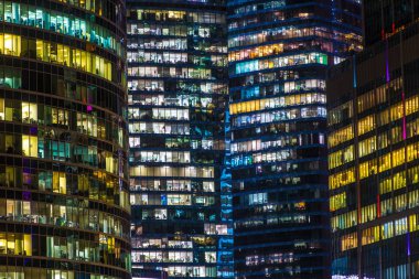 Geceleri ofis binası