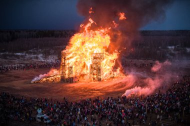 29 Şubat 2020 'de Rusya' nın başkenti Moskova 'nın yaklaşık 200 kilometre güneybatısındaki Nikola-Lenivet sanat parkındaki Maslenitsa (Şrovetide) festivalinde bir köprü heykeli yakılıyor.