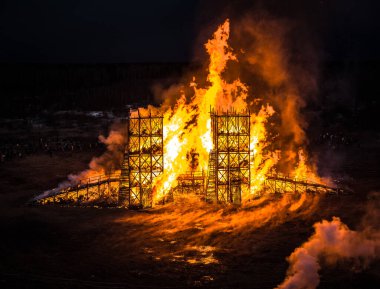 29 Şubat 2020 'de Rusya' nın başkenti Moskova 'nın yaklaşık 200 kilometre güneybatısındaki Nikola-Lenivet sanat parkındaki Maslenitsa (Şrovetide) festivalinde bir köprü heykeli yakılıyor.