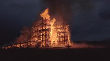 29 Şubat 2020 'de Rusya' nın başkenti Moskova 'nın yaklaşık 200 kilometre güneybatısındaki Nikola-Lenivet sanat parkındaki Maslenitsa (Şrovetide) festivalinde bir köprü heykeli yakılıyor.