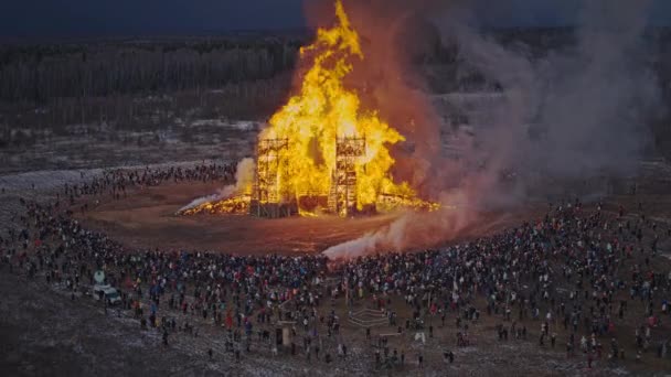 2020年2月29日 在俄罗斯莫斯科西南约200公里 125英里 的Nikola Lenivets艺术公园 一座桥的雕塑在Maslenitsa Shrovetide 艺术节上被烧毁 — 图库视频影像