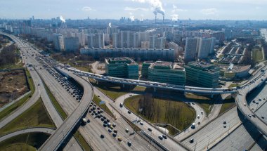 MOSCOW, RUSSIA - 15 Nisan 2020: Mozhaiskoye Shosse ve Moskova Halka Yolu 'nun kesişimindeki trafik sıkışıklığının Coronavirus Hastalığı (COVID-19)