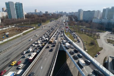 MOSCOW, RUSSIA - 15 Nisan 2020: Mozhaiskoye Shosse ve Moskova Halka Yolu 'nun kesişimindeki trafik sıkışıklığının Coronavirus Hastalığı (COVID-19)