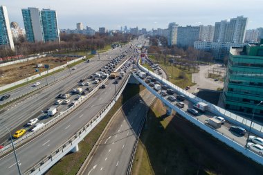 MOSCOW, RUSSIA - 15 Nisan 2020: Mozhaiskoye Shosse ve Moskova Halka Yolu 'nun kesişimindeki trafik sıkışıklığının Coronavirus Hastalığı (COVID-19)