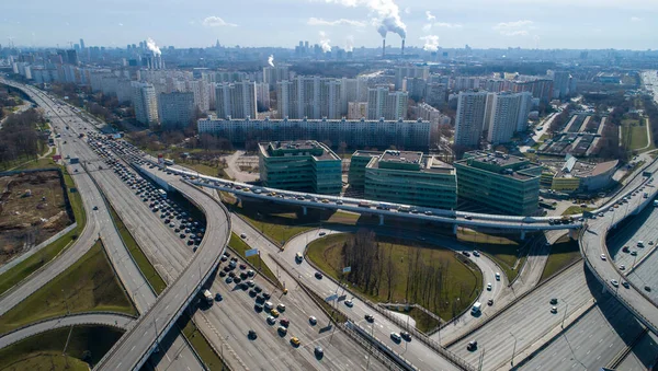 MOSCOW, RUSSIA - 15 Nisan 2020: Mozhaiskoye Shosse ve Moskova Halka Yolu 'nun kesişimindeki trafik sıkışıklığının Coronavirus Hastalığı (COVID-19)
