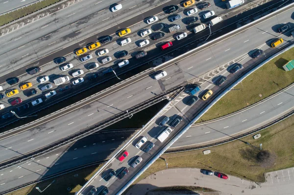 MOSCOW, RUSSIA - 15 Nisan 2020: Mozhaiskoye Shosse ve Moskova Halka Yolu 'nun kesişimindeki trafik sıkışıklığının Coronavirus Hastalığı (COVID-19)