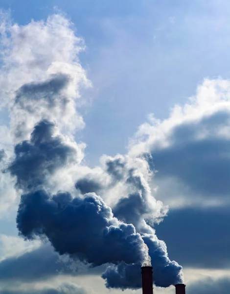 Rokende Schoorstenen Tegen Blauwe Lucht — Stockfoto