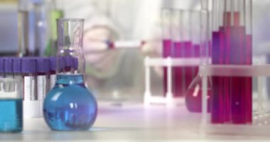Bilinmeyen bilimadamı laboratuvarda Covid-19 kan testi yapıyor.