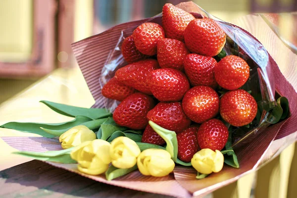 Heller Frühlingsstrauß Aus Tulpen Und Erdbeeren Essbarer Strauß Zum Muttertag lizenzfreie Stockbilder