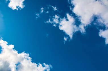 cennet. Mavi gökyüzü ve beyaz bulut. güneşli bir gün. Cumulus bulutu.