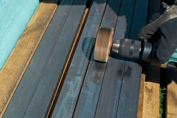 鉄を電気グラインダーで研磨する および錆の関節の除去 — ストック写真