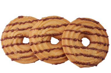 Beyaz arka planda çikolatalı yakın plan üç kurabiye halkası..