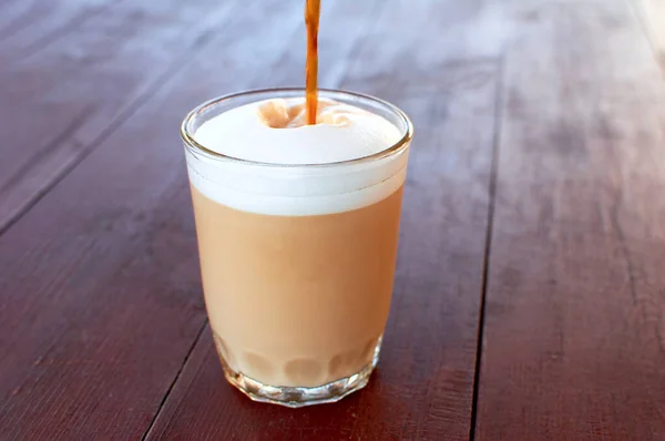 Reggelt Latte Igyál Tejből Kávéból Erős Eszpresszó Tejjel Tejhabbal Teli — Stock Fotó