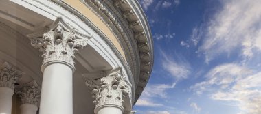 Gökyüzüne karşı beyaz sütunlar