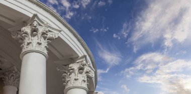 Gökyüzüne karşı beyaz sütunlar