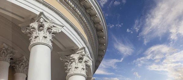 Capitéis Brancos Colunas Contra Céu — Fotografia de Stock