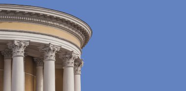 Mavi arkaplanda beyaz sütunlar