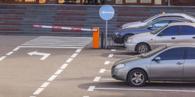 Binanın yakınındaki arazide birkaç araba var.