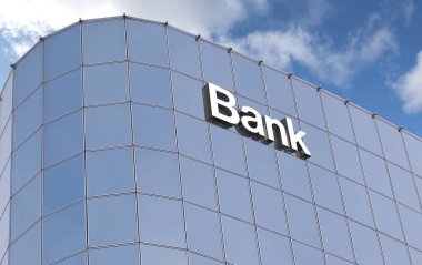 Gökyüzü arka planına karşı bir banka binasının cam duvarı