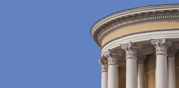 Weiße Säulen Auf Blauem Hintergrund — Stockfoto