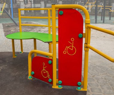 Engelli çocuklar için oyun parkında bir atlıkarınca