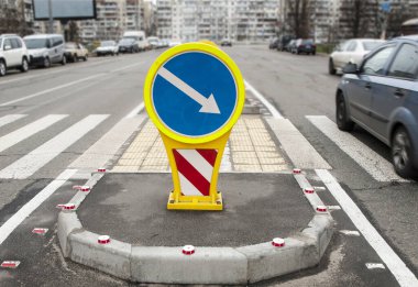 Yaya geçidi ve trafik işaretli cadde