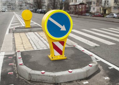 Yaya geçidi ve trafik işaretli cadde