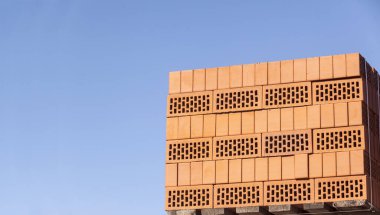 Gökyüzü arka planında delinmiş tuğla blok