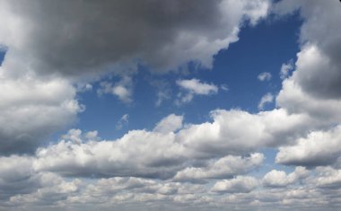 Bir dizi bulut gökyüzünde yüzüyor.