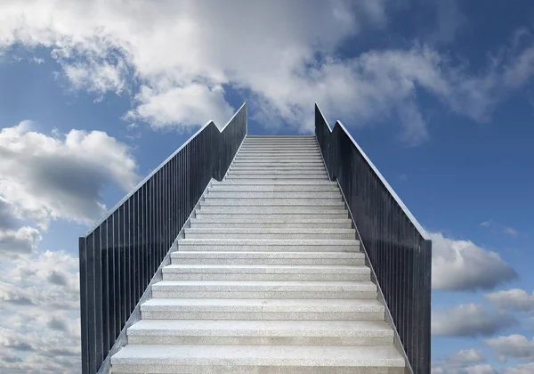Degraus Uma Escada Pedra Levam Céu — Fotografia de Stock