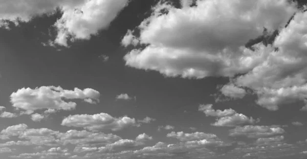 Eine Reihe Von Wolken Schwebt Über Den Himmel — Stockfoto